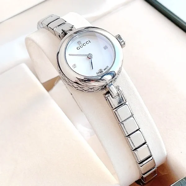 dong-ho-gucci-chinh-hang-YA141503_b748fb5f-2914-4db2-bc71-ee1f94e0f1f6 Gucci Diamantissima Quartz Diamonds White Dial Silver Steel Strap Watch For Women - YA141503