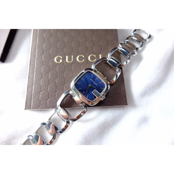 g-gucci-bangle-mat-vuong-mau-xanh-day-kim-loai-mau-bac-ya125405_4_8729b159-371c-49d7-85cb-3bac28b6c35f-346772 Gucci G Gucci Blue Dial Silver Steel Strap Watch For Women - YA125508